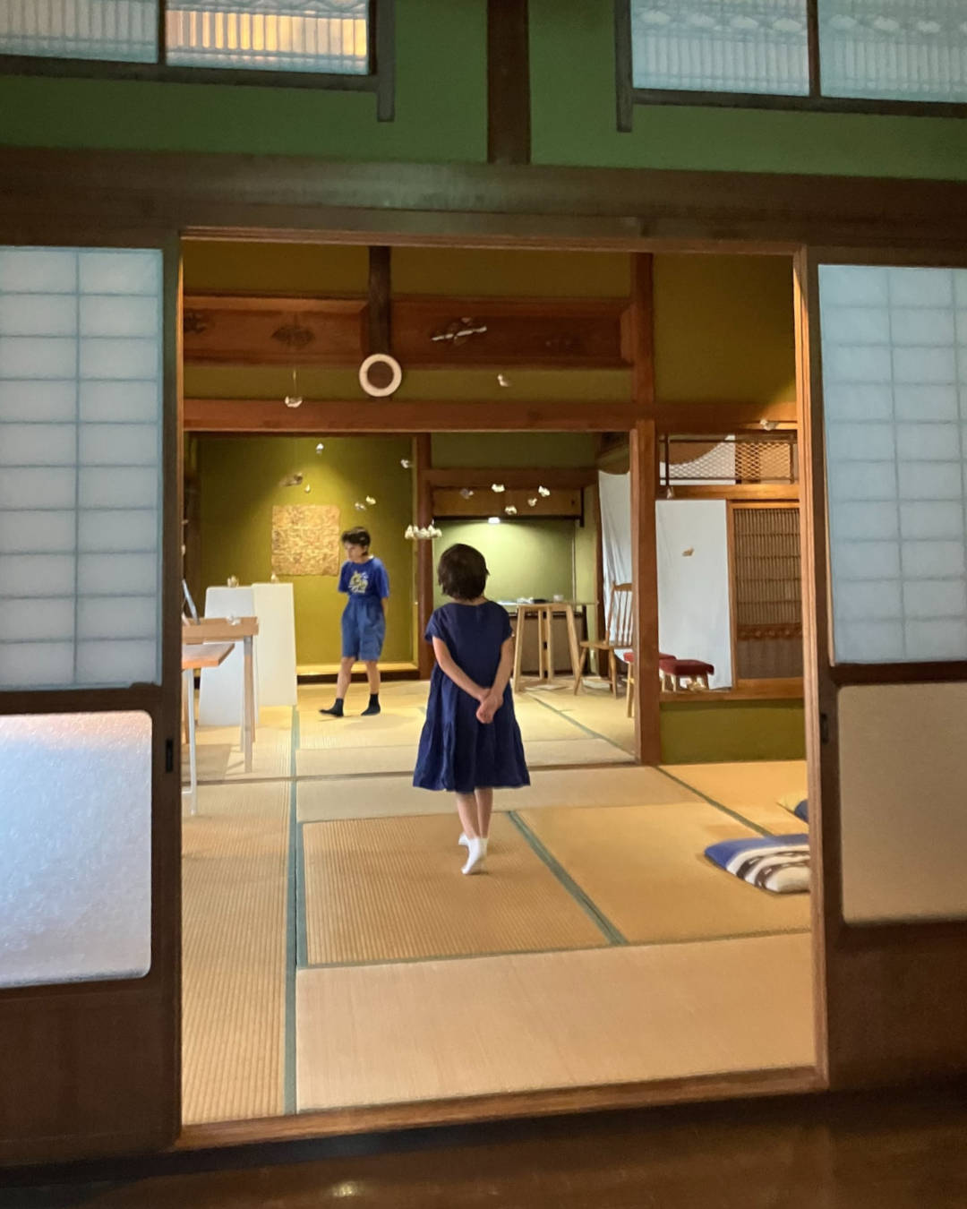 障子を開け放った奥の間をのぞく子ども