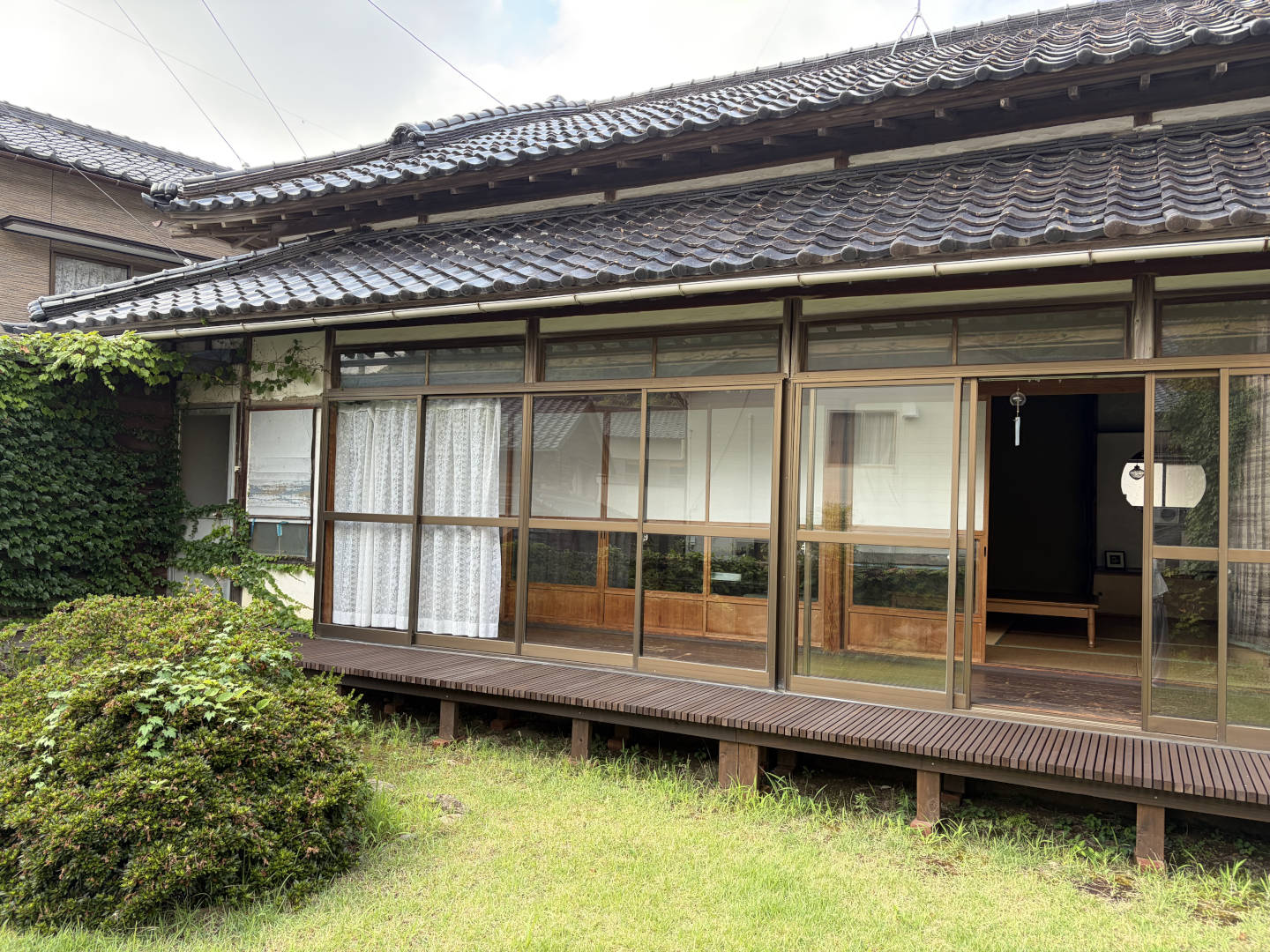 縁側と庭のある母屋の外観